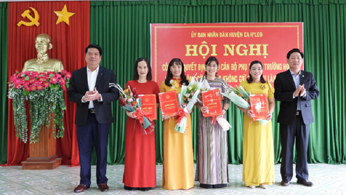 Trao quyet dinh dieu dong cong chuc va bo nhiem phu trach truong hoc 3